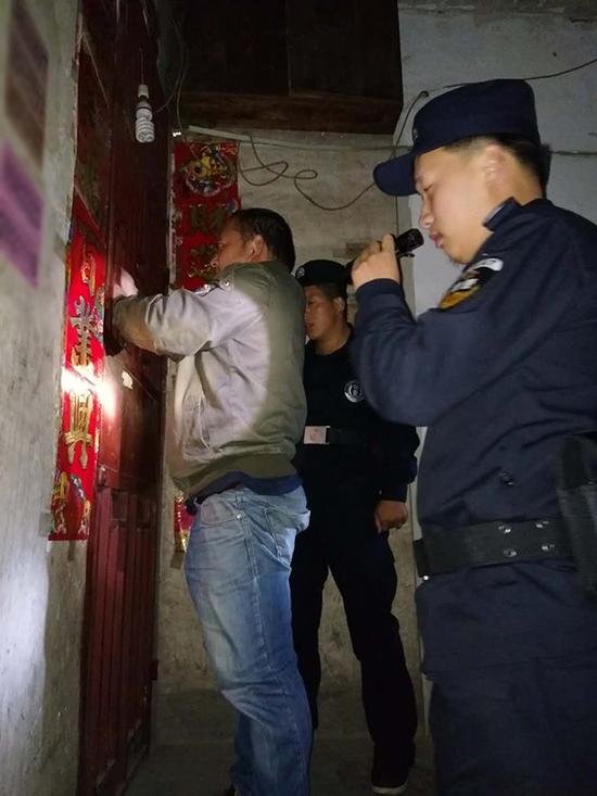 施秉县粗心妈妈误将幼女锁家中 