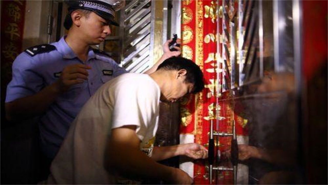 施秉县请开锁师傅开了锁后，师傅